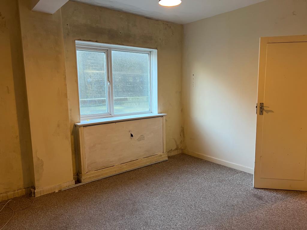 Lot: 32 - ONE BEDROOM APARTMENT FOR INVESTMENT - Living Room with a double sized north facing window